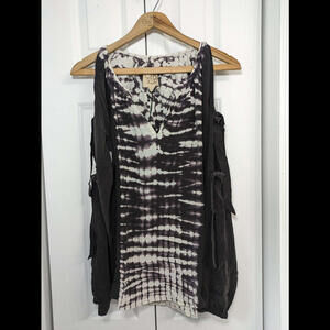 Chaser NWT Women's Size Medium 🖤 Black & White Blouse